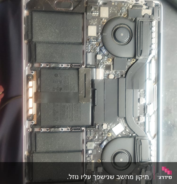 תיקון מחשב שנישפך עליו נוזל.